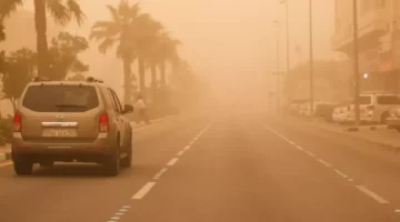 عاصفة ترابية كثيفة تغطي شوارع المملكة وتؤثر على حركة المرور والأنشطة اليومية 1